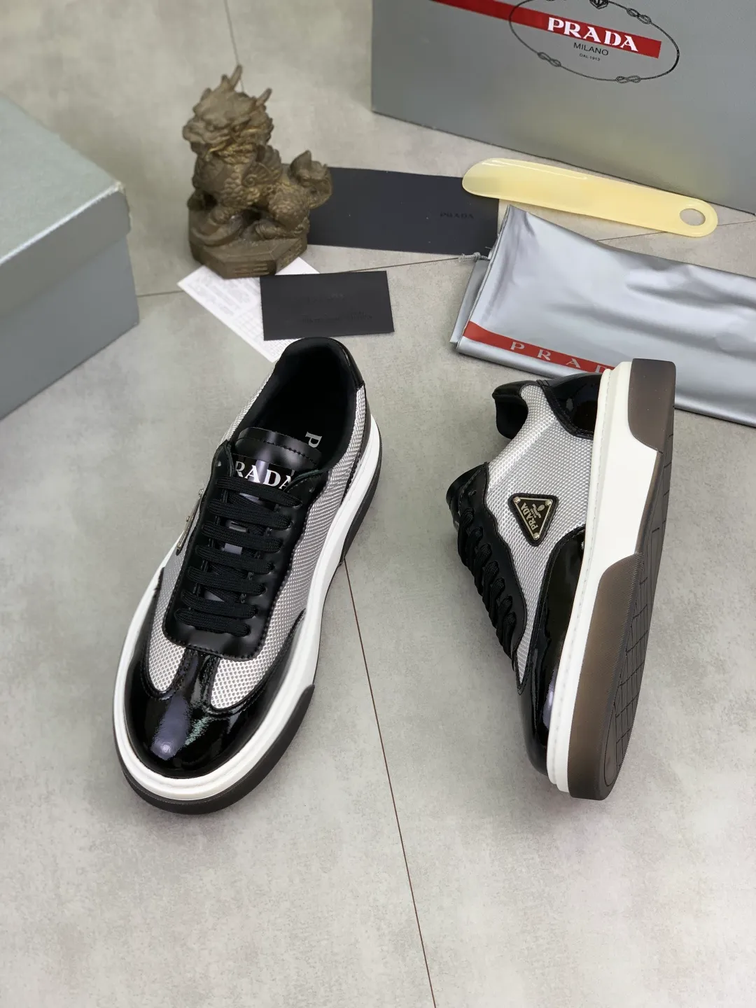 Men's Men's Shoes 💰P600 💰【New Style】 The latest model of high-quality PRADA classic men's shoes has been launched on the official website at 1:1, synchronized in Hong Kong, and on the same catwalk; all made of calfskin➕imported cowhide lining, 🍡🍡original rubber outsole, non-slip and wear-resistant; comfortable on the feet, attractive style, fine workmanship, and simple and neat shoe lasts, showing the courage and toughness of men, 👍Size: 39-44 (45 can be customized) black White color🉑️choose